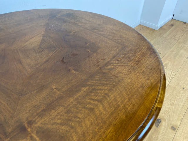 WMK # Sehr eleganter runder 60er Jahre Chippendale Couchtisch aus Nussbaum mit geschweiften Füßen # Salontisch Wohnzimmertisch Tisch Beistelltisch Ablage Stilmöbel Vintage Barock Berlin Stuttgart Jena