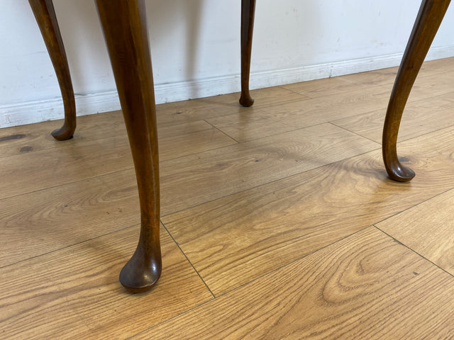 WMK # Sehr eleganter runder 60er Jahre Chippendale Couchtisch aus Nussbaum mit geschweiften Füßen # Salontisch Wohnzimmertisch Tisch Beistelltisch Ablage Stilmöbel Vintage Barock Berlin Stuttgart Jena