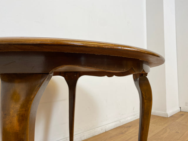 WMK # Sehr eleganter runder 60er Jahre Chippendale Couchtisch aus Nussbaum mit geschweiften Füßen # Salontisch Wohnzimmertisch Tisch Beistelltisch Ablage Stilmöbel Vintage Barock Berlin Stuttgart Jena