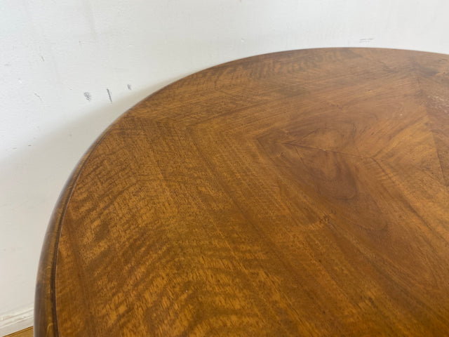 WMK # Sehr eleganter runder 60er Jahre Chippendale Couchtisch aus Nussbaum mit geschweiften Füßen # Salontisch Wohnzimmertisch Tisch Beistelltisch Ablage Stilmöbel Vintage Barock Berlin Stuttgart Jena