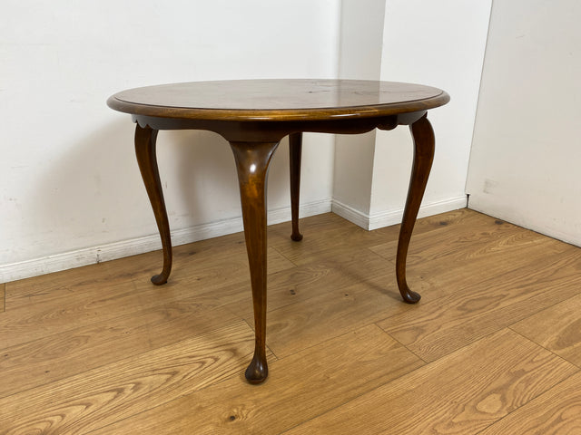 WMK # Sehr eleganter runder 60er Jahre Chippendale Couchtisch aus Nussbaum mit geschweiften Füßen # Salontisch Wohnzimmertisch Tisch Beistelltisch Ablage Stilmöbel Vintage Barock Berlin Stuttgart Jena