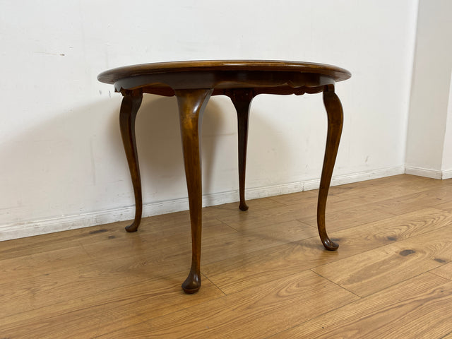 WMK # Sehr eleganter runder 60er Jahre Chippendale Couchtisch aus Nussbaum mit geschweiften Füßen # Salontisch Wohnzimmertisch Tisch Beistelltisch Ablage Stilmöbel Vintage Barock Berlin Stuttgart Jena