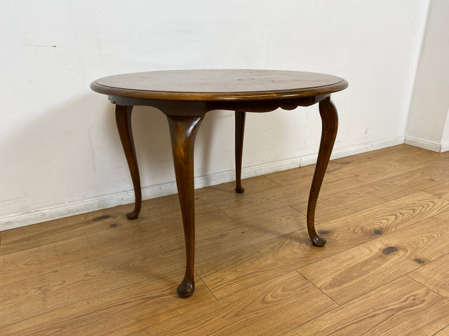 WMK # Sehr eleganter runder 60er Jahre Chippendale Couchtisch aus Nussbaum mit geschweiften Füßen # Salontisch Wohnzimmertisch Tisch Beistelltisch Ablage Stilmöbel Vintage Barock Berlin Stuttgart Jena