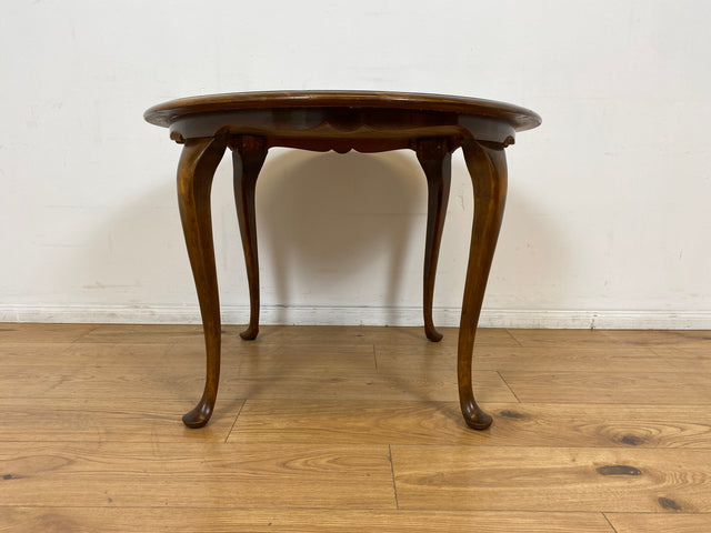 WMK # Sehr eleganter runder 60er Jahre Chippendale Couchtisch aus Nussbaum mit geschweiften Füßen # Salontisch Wohnzimmertisch Tisch Beistelltisch Ablage Stilmöbel Vintage Barock Berlin Stuttgart Jena