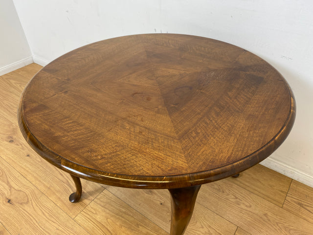 WMK # Sehr eleganter runder 60er Jahre Chippendale Couchtisch aus Nussbaum mit geschweiften Füßen # Salontisch Wohnzimmertisch Tisch Beistelltisch Ablage Stilmöbel Vintage Barock Berlin Stuttgart Jena