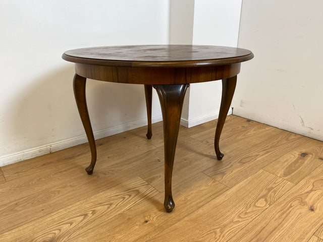 WMK # Eleganter und gut erhaltener runder 60er Jahre Chippendale Salontisch in Nussbaum mit formschönen Cabriole Füßen # Couchtisch niedriger Esstisch Kaffeetisch Coffee Table Barock Rokoko Vintage