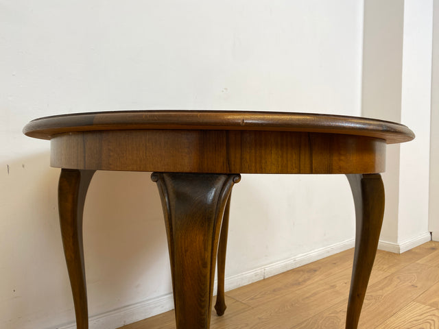 WMK # Eleganter und gut erhaltener runder 60er Jahre Chippendale Salontisch in Nussbaum mit formschönen Cabriole Füßen # Couchtisch niedriger Esstisch Kaffeetisch Coffee Table Barock Rokoko Vintage