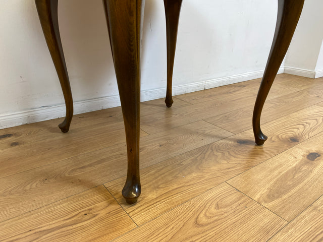 WMK # Eleganter und gut erhaltener runder 60er Jahre Chippendale Salontisch in Nussbaum mit formschönen Cabriole Füßen # Couchtisch niedriger Esstisch Kaffeetisch Coffee Table Barock Rokoko Vintage