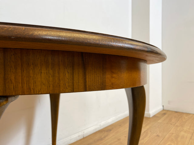 WMK # Eleganter und gut erhaltener runder 60er Jahre Chippendale Salontisch in Nussbaum mit formschönen Cabriole Füßen # Couchtisch niedriger Esstisch Kaffeetisch Coffee Table Barock Rokoko Vintage