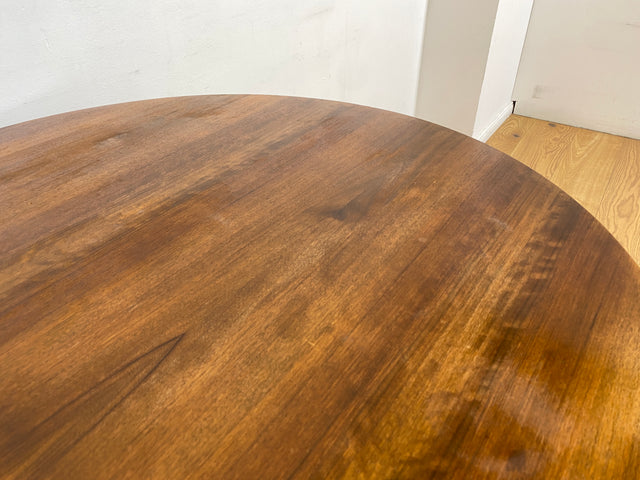 WMK # Eleganter und gut erhaltener runder 60er Jahre Chippendale Salontisch in Nussbaum mit formschönen Cabriole Füßen # Couchtisch niedriger Esstisch Kaffeetisch Coffee Table Barock Rokoko Vintage