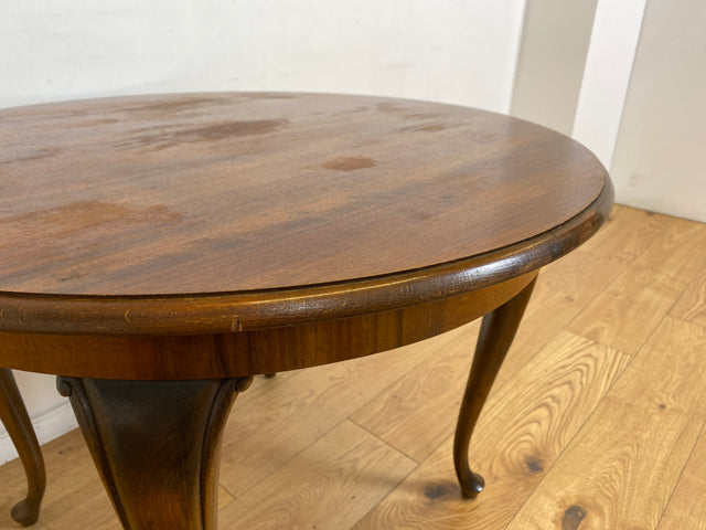 WMK # Eleganter und gut erhaltener runder 60er Jahre Chippendale Salontisch in Nussbaum mit formschönen Cabriole Füßen # Couchtisch niedriger Esstisch Kaffeetisch Coffee Table Barock Rokoko Vintage