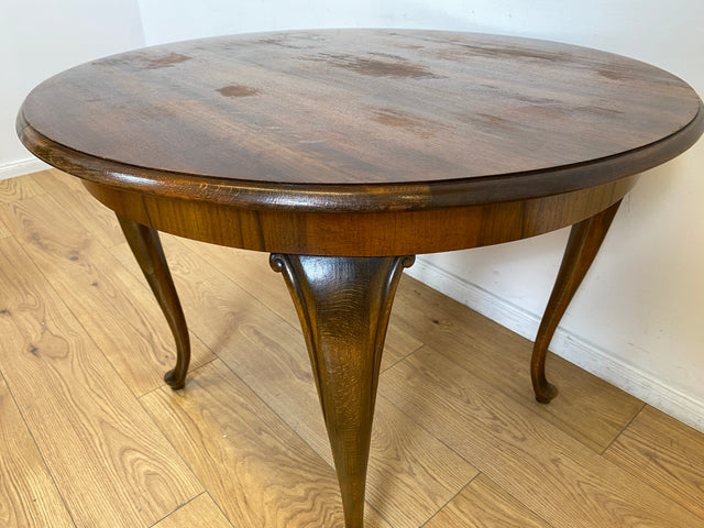 WMK # Eleganter und gut erhaltener runder 60er Jahre Chippendale Salontisch in Nussbaum mit formschönen Cabriole Füßen # Couchtisch niedriger Esstisch Kaffeetisch Coffee Table Barock Rokoko Vintage