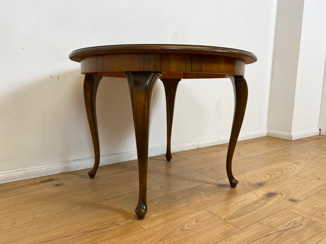 WMK # Eleganter und gut erhaltener runder 60er Jahre Chippendale Salontisch in Nussbaum mit formschönen Cabriole Füßen # Couchtisch niedriger Esstisch Kaffeetisch Coffee Table Barock Rokoko Vintage