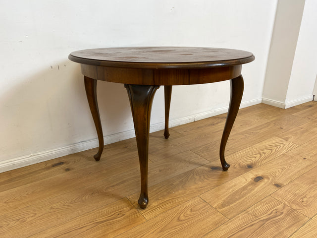 WMK # Eleganter und gut erhaltener runder 60er Jahre Chippendale Salontisch in Nussbaum mit formschönen Cabriole Füßen # Couchtisch niedriger Esstisch Kaffeetisch Coffee Table Barock Rokoko Vintage