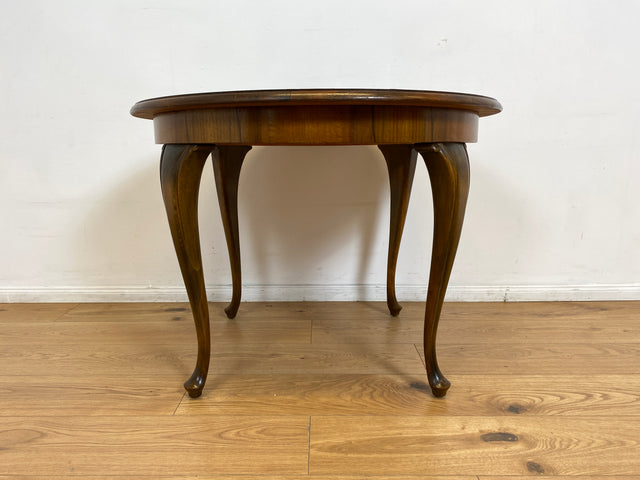 WMK # Eleganter und gut erhaltener runder 60er Jahre Chippendale Salontisch in Nussbaum mit formschönen Cabriole Füßen # Couchtisch niedriger Esstisch Kaffeetisch Coffee Table Barock Rokoko Vintage