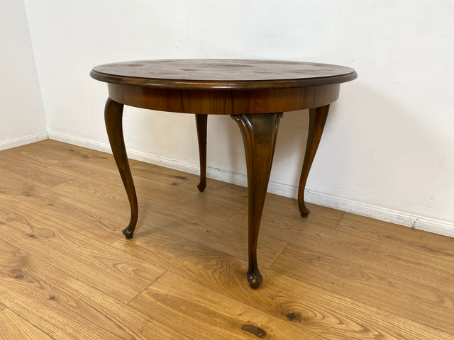 WMK # Eleganter und gut erhaltener runder 60er Jahre Chippendale Salontisch in Nussbaum mit formschönen Cabriole Füßen # Couchtisch niedriger Esstisch Kaffeetisch Coffee Table Barock Rokoko Vintage