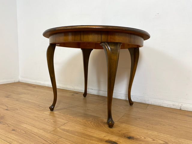 WMK # Eleganter und gut erhaltener runder 60er Jahre Chippendale Salontisch in Nussbaum mit formschönen Cabriole Füßen # Couchtisch niedriger Esstisch Kaffeetisch Coffee Table Barock Rokoko Vintage
