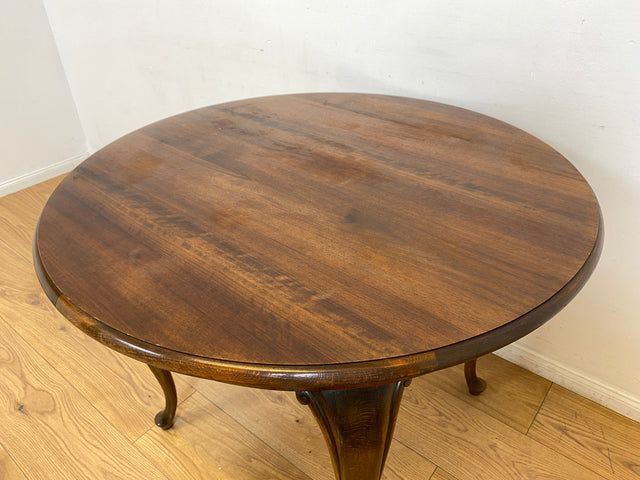 WMK # Eleganter und gut erhaltener runder 60er Jahre Chippendale Salontisch in Nussbaum mit formschönen Cabriole Füßen # Couchtisch niedriger Esstisch Kaffeetisch Coffee Table Barock Rokoko Vintage