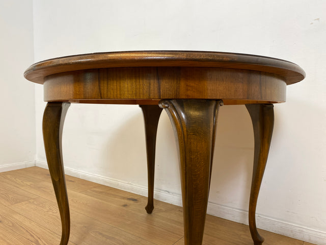WMK # Eleganter und gut erhaltener runder 60er Jahre Chippendale Salontisch in Nussbaum mit formschönen Cabriole Füßen # Couchtisch niedriger Esstisch Kaffeetisch Coffee Table Barock Rokoko Vintage