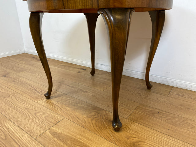 WMK # Eleganter und gut erhaltener runder 60er Jahre Chippendale Salontisch in Nussbaum mit formschönen Cabriole Füßen # Couchtisch niedriger Esstisch Kaffeetisch Coffee Table Barock Rokoko Vintage