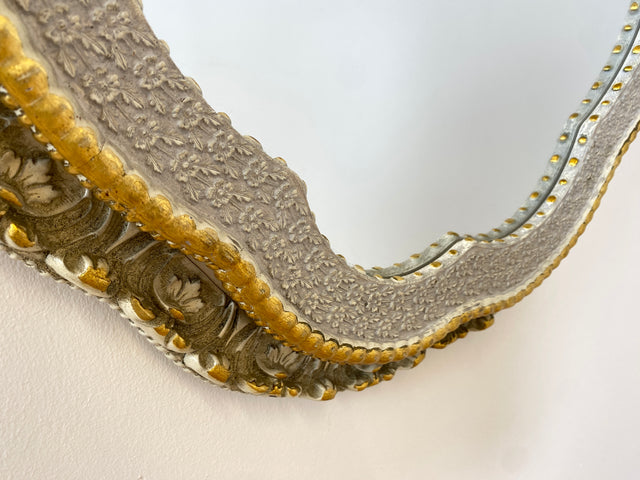 WMK I Besonders schöner runder 60er Jahre Spiegel im antiken Stil mit floralem gold-weißem Rahmen I Spiegel Garderobe Flur Bad Gilded Mirror Barock Rokoko Shabby Chic Hollywood Regency Vintage Berlin
