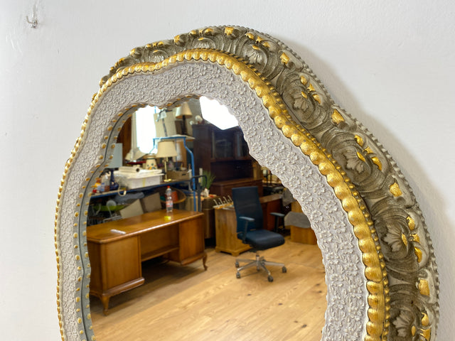 WMK I Besonders schöner runder 60er Jahre Spiegel im antiken Stil mit floralem gold-weißem Rahmen I Spiegel Garderobe Flur Bad Gilded Mirror Barock Rokoko Shabby Chic Hollywood Regency Vintage Berlin