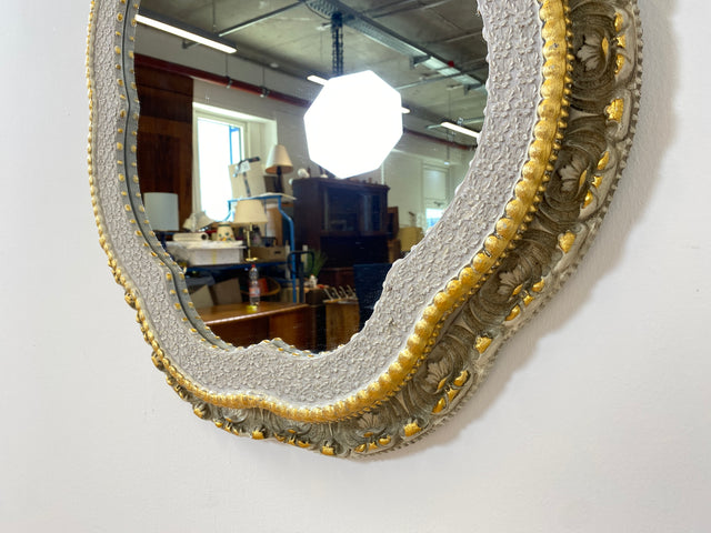 WMK I Besonders schöner runder 60er Jahre Spiegel im antiken Stil mit floralem gold-weißem Rahmen I Spiegel Garderobe Flur Bad Gilded Mirror Barock Rokoko Shabby Chic Hollywood Regency Vintage Berlin