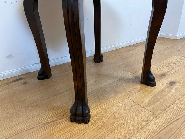 WMK I Sehr schöner runder antiker Salontisch mit handgearbeiteten Cabriole-Beinen mit Löwentatzen I Tisch Couchtisch niedriger Esstisch Chippendale Barock Vintage Berlin Magdeburg Schwerin NRW Bayern