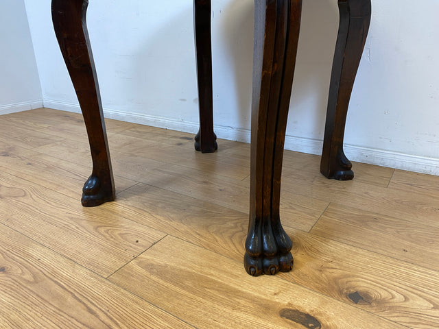 WMK I Sehr schöner runder antiker Salontisch mit handgearbeiteten Cabriole-Beinen mit Löwentatzen I Tisch Couchtisch niedriger Esstisch Chippendale Barock Vintage Berlin Magdeburg Schwerin NRW Bayern