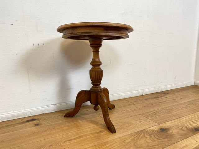 WMK # Sehr schöner & stabiler runder antiker dänischer Beistelltisch aus Eichenholz mit handverziertem gedrechseltem Mittelsäulenfuß # Tisch Tischchen Blumentisch Holztisch Lampentisch Vintage Berlin
