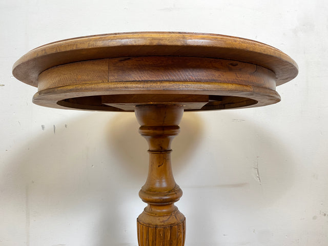 WMK # Sehr schöner & stabiler runder antiker dänischer Beistelltisch aus Eichenholz mit handverziertem gedrechseltem Mittelsäulenfuß # Tisch Tischchen Blumentisch Holztisch Lampentisch Vintage Berlin