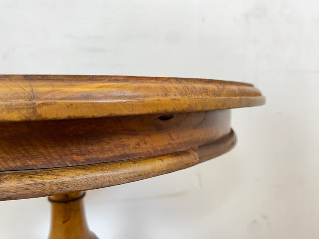 WMK # Sehr schöner & stabiler runder antiker dänischer Beistelltisch aus Eichenholz mit handverziertem gedrechseltem Mittelsäulenfuß # Tisch Tischchen Blumentisch Holztisch Lampentisch Vintage Berlin