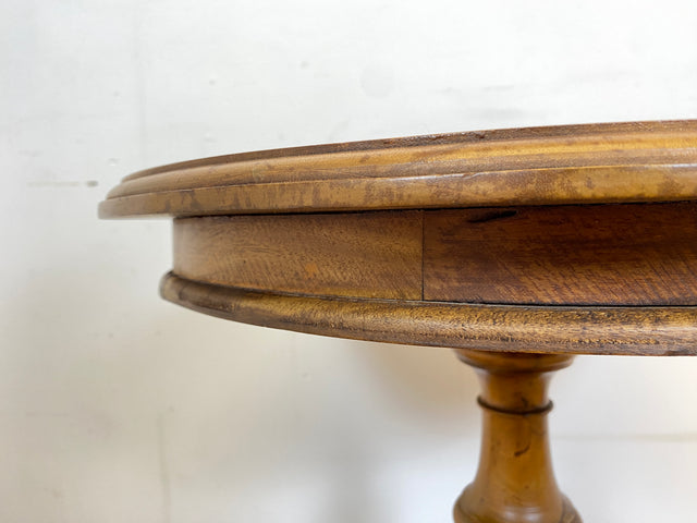 WMK # Sehr schöner & stabiler runder antiker dänischer Beistelltisch aus Eichenholz mit handverziertem gedrechseltem Mittelsäulenfuß # Tisch Tischchen Blumentisch Holztisch Lampentisch Vintage Berlin