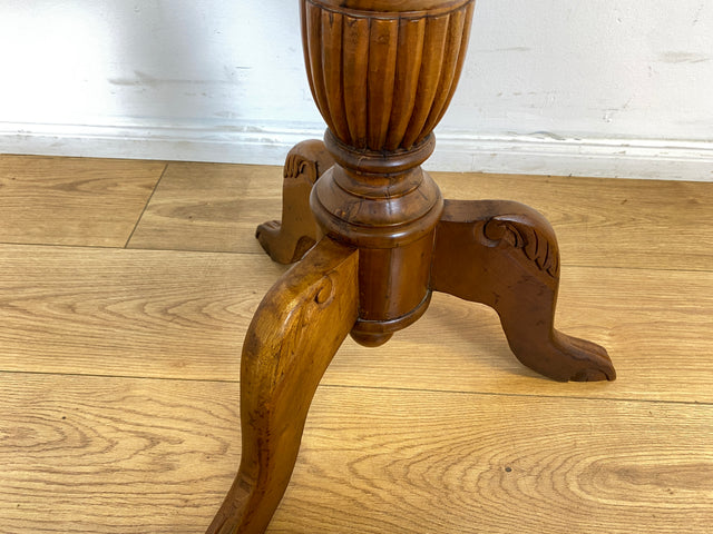 WMK # Sehr schöner & stabiler runder antiker dänischer Beistelltisch aus Eichenholz mit handverziertem gedrechseltem Mittelsäulenfuß # Tisch Tischchen Blumentisch Holztisch Lampentisch Vintage Berlin