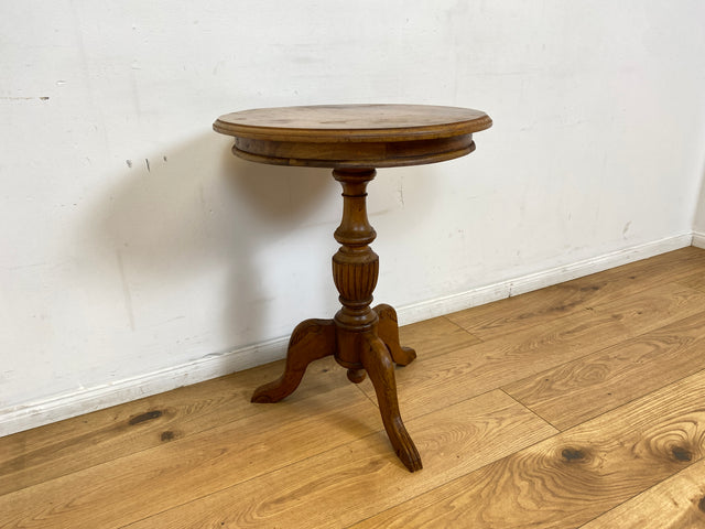 WMK # Sehr schöner & stabiler runder antiker dänischer Beistelltisch aus Eichenholz mit handverziertem gedrechseltem Mittelsäulenfuß # Tisch Tischchen Blumentisch Holztisch Lampentisch Vintage Berlin