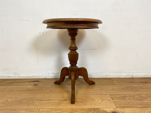 WMK # Sehr schöner & stabiler runder antiker dänischer Beistelltisch aus Eichenholz mit handverziertem gedrechseltem Mittelsäulenfuß # Tisch Tischchen Blumentisch Holztisch Lampentisch Vintage Berlin