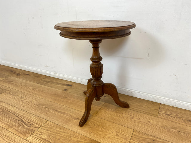 WMK # Sehr schöner & stabiler runder antiker dänischer Beistelltisch aus Eichenholz mit handverziertem gedrechseltem Mittelsäulenfuß # Tisch Tischchen Blumentisch Holztisch Lampentisch Vintage Berlin
