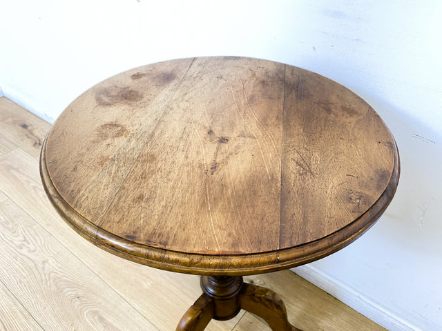 WMK # Sehr schöner & stabiler runder antiker dänischer Beistelltisch aus Eichenholz mit handverziertem gedrechseltem Mittelsäulenfuß # Tisch Tischchen Blumentisch Holztisch Lampentisch Vintage Berlin