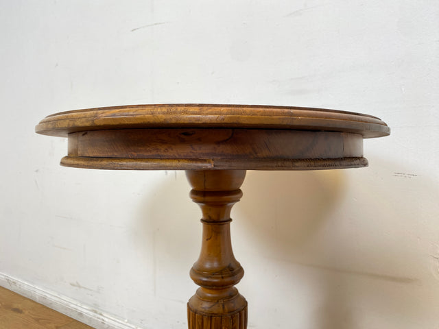 WMK # Sehr schöner & stabiler runder antiker dänischer Beistelltisch aus Eichenholz mit handverziertem gedrechseltem Mittelsäulenfuß # Tisch Tischchen Blumentisch Holztisch Lampentisch Vintage Berlin