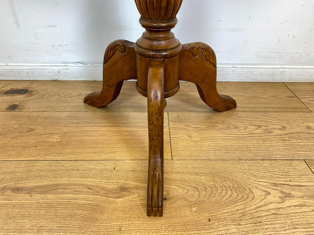 WMK # Sehr schöner & stabiler runder antiker dänischer Beistelltisch aus Eichenholz mit handverziertem gedrechseltem Mittelsäulenfuß # Tisch Tischchen Blumentisch Holztisch Lampentisch Vintage Berlin