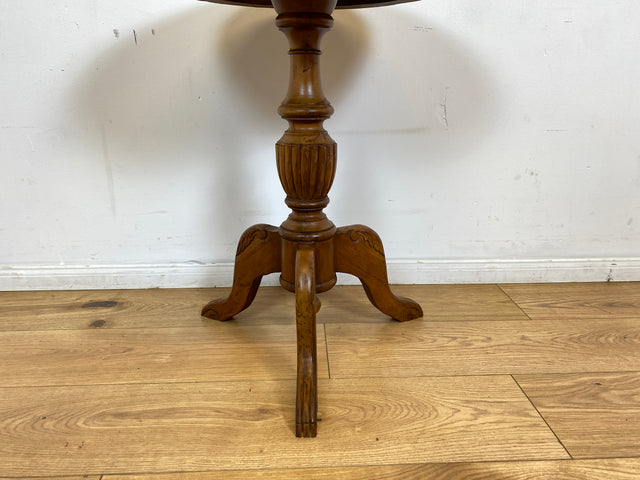 WMK # Sehr schöner & stabiler runder antiker dänischer Beistelltisch aus Eichenholz mit handverziertem gedrechseltem Mittelsäulenfuß # Tisch Tischchen Blumentisch Holztisch Lampentisch Vintage Berlin