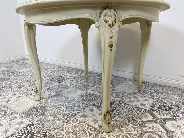 WMK# Eleganter runder weißer Salontisch aus den 1960ern im Rokoko Stil mit verziertem Holzrahmen & goldenen Akzenten I Couchtisch Tisch Coffee Table Chippendale Stilmöbel Louis XV Vintage Berlin NRW