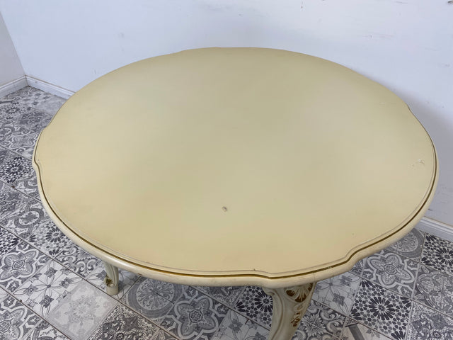 WMK# Eleganter runder weißer Salontisch aus den 1960ern im Rokoko Stil mit verziertem Holzrahmen & goldenen Akzenten I Couchtisch Tisch Coffee Table Chippendale Stilmöbel Louis XV Vintage Berlin NRW