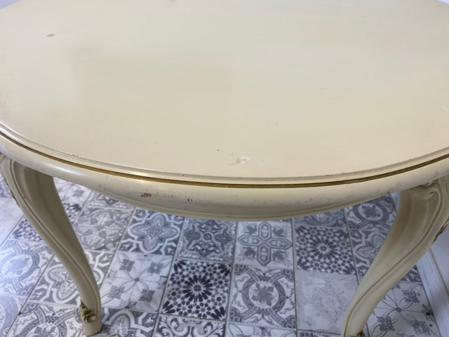 WMK# Eleganter runder weißer Salontisch aus den 1960ern im Rokoko Stil mit verziertem Holzrahmen & goldenen Akzenten I Couchtisch Tisch Coffee Table Chippendale Stilmöbel Louis XV Vintage Berlin NRW