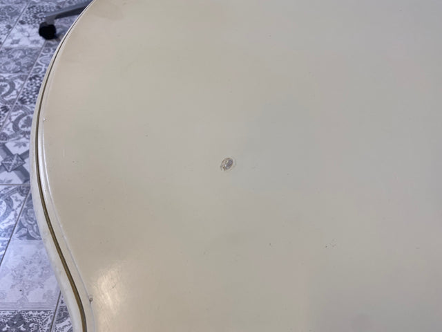 WMK# Eleganter runder weißer Salontisch aus den 1960ern im Rokoko Stil mit verziertem Holzrahmen & goldenen Akzenten I Couchtisch Tisch Coffee Table Chippendale Stilmöbel Louis XV Vintage Berlin NRW