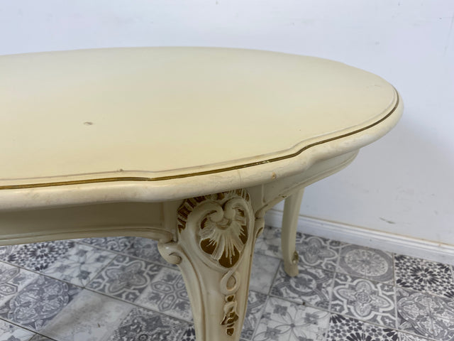 WMK# Eleganter runder weißer Salontisch aus den 1960ern im Rokoko Stil mit verziertem Holzrahmen & goldenen Akzenten I Couchtisch Tisch Coffee Table Chippendale Stilmöbel Louis XV Vintage Berlin NRW
