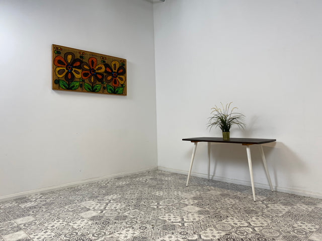 WMK Sehr hübscher und gut erhaltener Mid-Century Couchtisch aus dem Jahr 1968, mit schöner Tischplatte und konischen Füßen