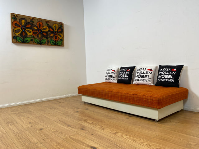 WMK I Raumaufhellende Space Age Liege auf Rollen mit orangem Originalbezug und großem Bettkasten I Daybed Sofa Couch Einzelbett Bett Lounge Modul Ottomane Vintage 70er I Berlin Leipzig Hamburg Köln
