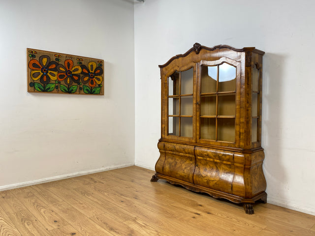 WMK I Imposante handverzierte 60er Jahre Bombé Vitrine in Barock Stil I Vollholz in Walnuss I Wohnzimmervitrine Schrank Glasvitrine Geschirrschrank Stilmöbel Rokoko Louis XV Vintage Berlin Bayern NRW