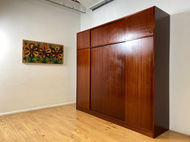 WMK I Hochwertiger großer skandinavischer Kleiderschrank in Mahagoni mit Aufsatz und Schiebetüren I Schrank Wardrobe Schlafzimmer Wäsche Danish Design Mid-Century Vintage Berlin Stuttgart Leipzig